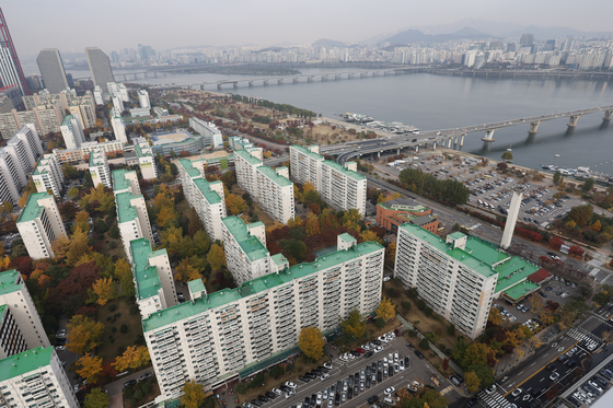 The redevelopment of Sibeom Apartments, the oldest apartment complex in Yeouido, western Seoul, has been approved by the Seoul city government, according to officials on Monday. A high-rise complex for 2,500 households will rise on the site, including a 65-story tower. The 24-building complex was built in 1971 and is home to 1,584 households. The photo shows a bird's-eye view of the Sibeom Apartments in Yeouido, western Seoul, on Monday. [YONHAP]