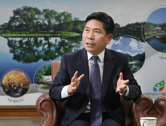 Kim Chang-gyu, mayor of Jecheon. conducts an interview with the Korea JoongAng Daily on Oct. 31 at Jecheon City Hall in North Chungcheong. [PARK SANG-MOON]