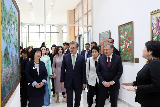 Korean President Moon Jae-in, center, visit the Korean culture and arts house in Tashkent in 2019. [JOINT PRESS CORPS] 