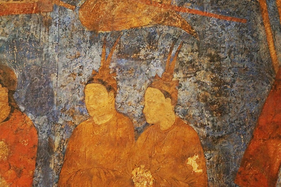 A close-up photo on the two officials depicted in a wall painting in Samarkand estimated to be officials from the Goguryeo Kingdom of Korea in the 7th century. [JOONGANG PHOTO]