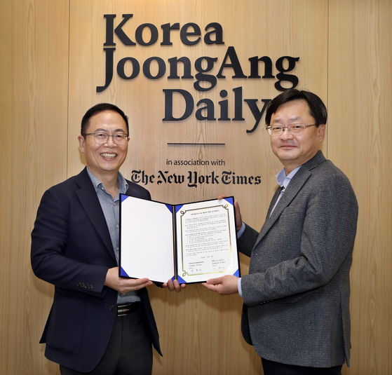 Cheong Chul-gun, right, CEO of the Korea JoongAng Daily, and Lee Hyung-se, left, CEO of Tekville Education, pose after signing a memorandum of understanding (MOU) in Sangam-dong, western Seoul, on Tuesday to cooperate in the information technology education market in Korea, including on AI, big data, Metaverse and cloud services.[PARK SANG-MOON]