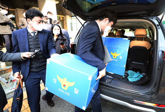 Investigators from a special police investigation team leave the Yongsan Police Station in central Seoul as part of a raid of 55 offices on Tuesday related to the crowd crush in Itaewon on Oct. 29. [NEWS1]