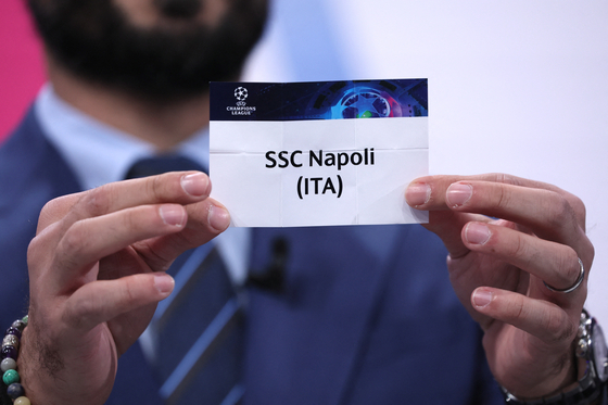 Champions League ambassador Turkish former footballer Hamit Altintop shows the paper slip for Napoli during the draw for the round of 16 of the 2022-23 UEFA Champions League in Nyon, Switzerland on Monday. [REUTERS/YONHAP]