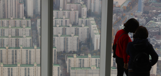 View of apartments in Jamsil from Lotte Tower. [YONHAP]