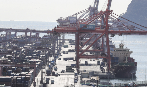 Containers are being unloaded at a port in Busan on Nov. 1. [YONHAP]