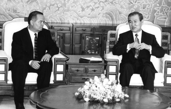 Uzbekistan President Islam Karimov, left, with Korean President Roh Tae-woo during Karimov's state visit to Seoul in 1992. [JOONGANG PHOTO]