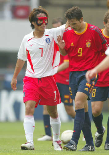Kim Tae-young, left, talks to Fernando Morientes of Spain during a World Cup quarterfinals game between Korea and Spain at Gwangju World Cup Stadium in Gwangju on June 23, 2002.  [YONHAP]