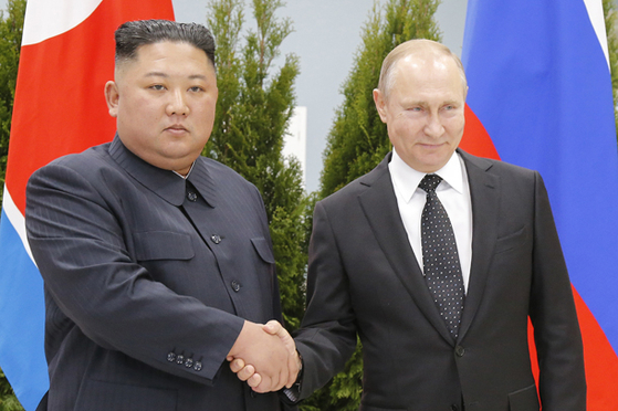 Russian President Vladimir Putin, right, and North Korea's leader Kim Jong Un shake hands during their meeting in Vladivostok, Russia on April 25, 2019. [AP/YONHAP]
