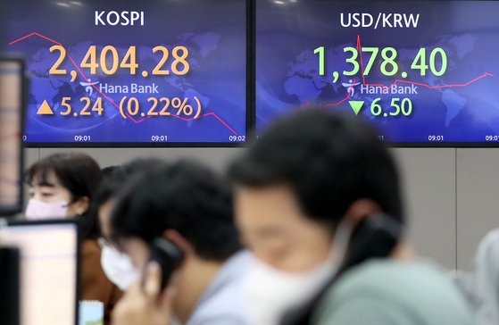 Electronic display boards at Hana Bank in central Seoul show stock and foreign exchange markets on Wednesday morning. [NEWS1]