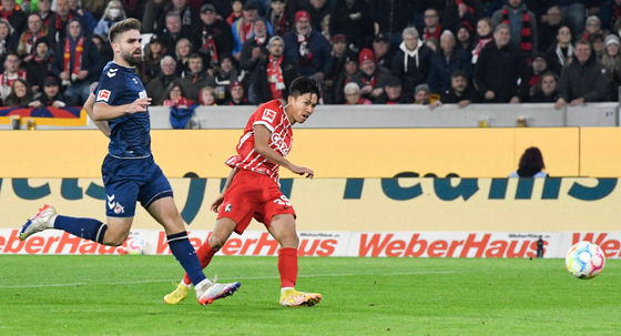 오른쪽 SC 프라이부르크의 정우영이 6일 독일 프라이부르크에서 열린 쾰른과의 경기에서 선제골을 넣고 있다. SC Freiburg's Jeong Woo-yeong, right, scores the opening goal in a Bundesliga match against Koln in Freiburg, Germany on Sunday. [AFP/YONHAP]