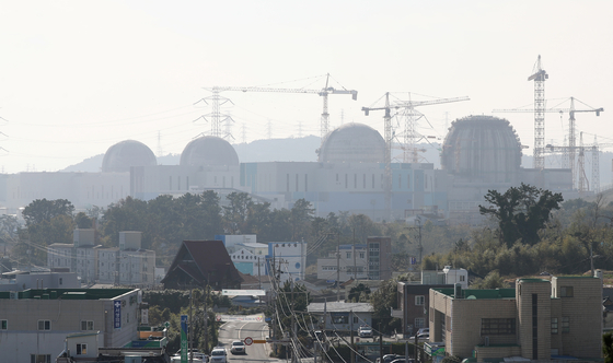 From left, reactors three and four of the Shin Kori Nuclear Power Plant and reactors five and six, being built, are seen in Ulsan on Wednesday. The Seoul High Court ruled the same day that the plaintiff lost in the case of an administrative lawsuit against the Nuclear Safety and Security Commission by 730 members of a joint action group comprised of activists and regional community members to revoke the operation of the Shin Kori Nuclear Power Plant. [YONHAP]
