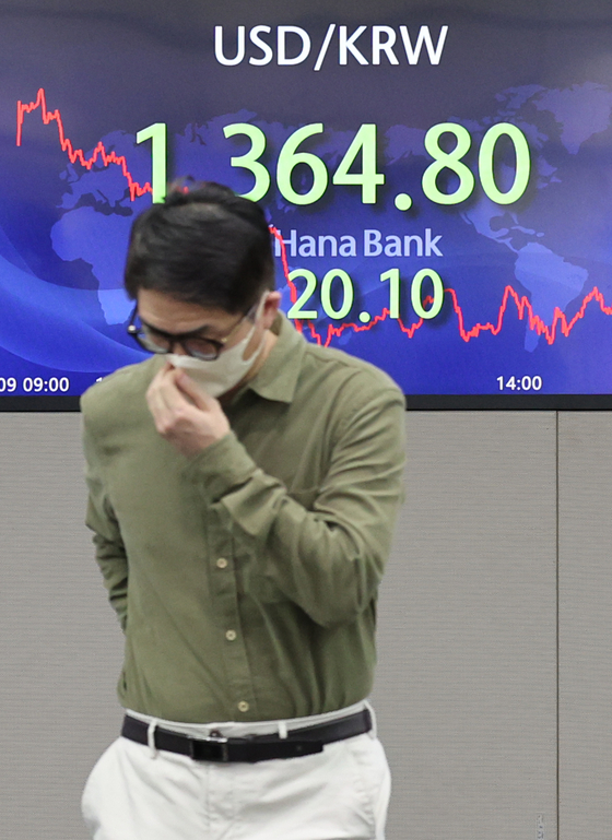 An electronic display board at Hana Bank in central Seoul shows the won trading at 1,364.80 to the dollar on Wednesday. [YONHAP]