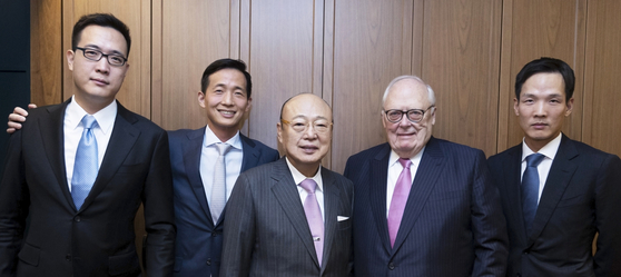 Hanwha Group Chairman Kim Seung-youn, third from left, and Edwin Feulner pose with Kim's three sons at the Plaza Hotel in central Seoul on Tuesday. [HANWHA CORPORATION]