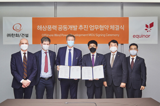 Kim Seung-mo, CEO of Hanwha Corporation's E&C divison, fourth from left, poses with Jens Økland, Equinor's senior vice president for Business development in Renewables, third from left, after signing a memorandum of understanding on Monday. [HANWHA CORPORATION E&C DIVISION]