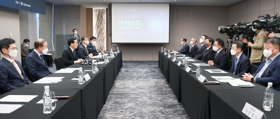 Minister of Trade, Industry and Energy Lee Chang-yang at a meeting with the CEOs of Korea's largest battery makers — LG Energy Solution, SK On and Samsung SDI — as well as executives from related companies, including Hyundai Motor, Posco Chemical and Korea Mine Rehabilitation and Mineral Resource Corporation, at a hotel in Seoul on Tuesday. [MINISTRY OF TRADE, INDUSTRY AND ENERGY]