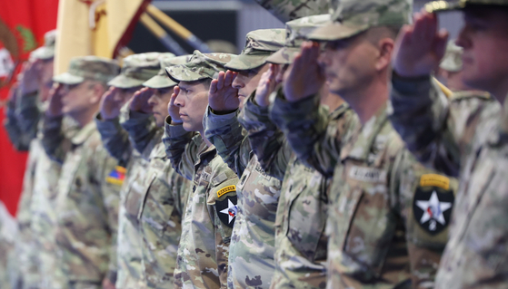 U.S. Army personnel salute the flag during a ceremony marking the rotational deployment of the 2nd Stryker Brigade Combat Team, 2nd Infantry Division, to replace the 1st Armored Brigade Combat Team, 1st Armored Division at Camp Casey in Dongducheon, Gyeonggi on Wednesday. [YONHAP]