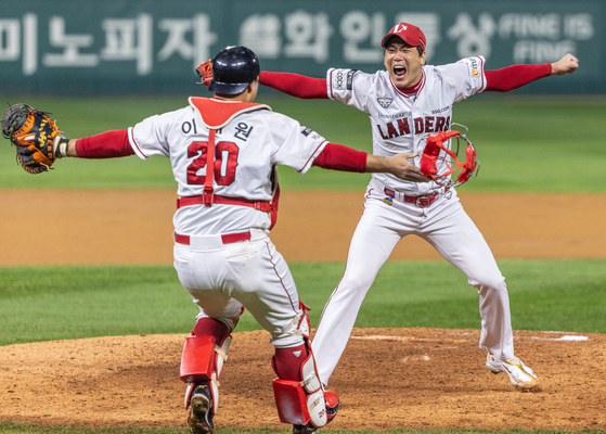 SSG Landers ace Kim Kwang-hyun, who appeared as a closer in Game 6 of the Korean Series against Kiwoom Heroes on Tuesday, celebrates as the Landers win the championship title.  [YONHAP]