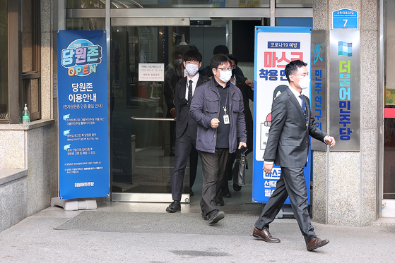Prosecutors leave the Democratic Party's headquarters in Yeouido, western Seoul, after completing a raid of the office Jeong Jin-sang, DP chief Lee Jae-myung’s close aide, Wednesday. [YONHAP]