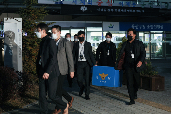 Investigators carry a box of evidence from the Yongsan District Office following a raid on Nov. 8, in connection with the deadly Itaewon crowd crush. [YONHAP]