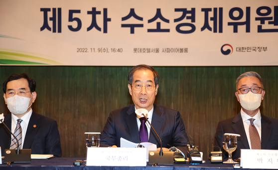 Prime Minister Han Duk-soo heads a meeting on government's hydrogen economy policy, with private sector representative present, held at the Lotte Hotel, Seoul, on Wednesday. [YONHAP] 