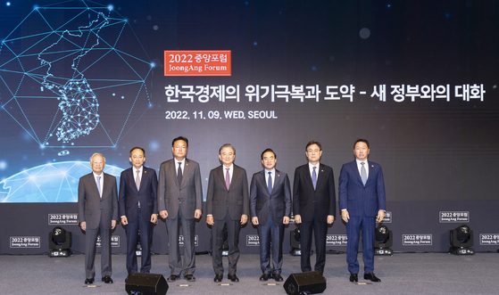 Industry leaders and government officials pose for photos at the 2022 JoongAng Forum held under the title "Breakthrough and overcoming the Korean economic crisis - A talk with the new government" on Wednesday at Lotte Hotel Seoul in central Seoul. From left are: Sohn Kyung-shik, chairman of the Korea Enterprises Federation (KEF); Choo Kyung-ho, deputy prime minister and minister of economy and finance; Chung Jin-suk, interim chief of the People Power Party (PPP); Hong Seok-hyun, chairman of JoongAng Holdings; Park Hong-keun, floor leader of the Democratic Party (DP); Lee Kwan-sup, senior presidential secretary for policy and planning; and Chey Tae-won, chairman of the Korea Chamber of Commerce and Industry (KCCI). [KIM HYON-DONG]