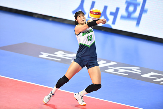 Jeong Ji-yun of Suwon Hyundai Engineering & Construction Hillstate recieves the ball during a game against the Hwaseong IBK Altos on Tuesday at Hwaseong Sports Town in Hwaseong, Gyeonggi. Beating the Altos three sets to one, Hillstate won their fifth match in a row to remain undefeated at the top of the standings in the early days of the 2022-23 V league season. [KOVO]