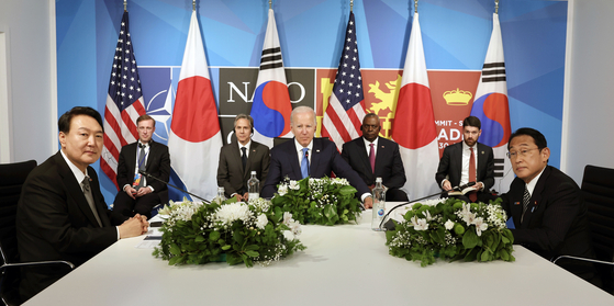 From left, President Yoon Suk-yeol, U.S. President Joe Biden and Japanese Prime Minister Fumio Kishida hold a trilateral summit on the sidelines of a NATO gathering in Madrid, Spain on June 29. [PRESIDENTIAL OFFICE] 