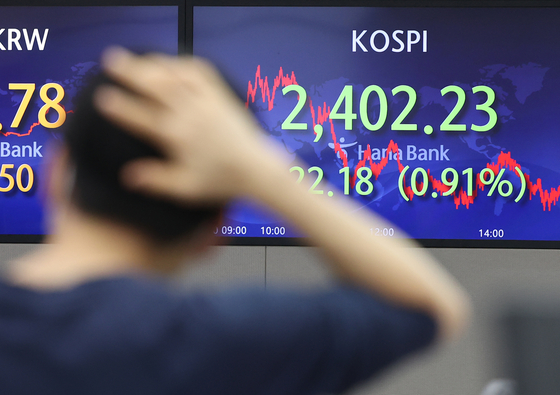 A screen in Hana Bank's trading room in central Seoul shows the Kospi closing at 2,402.23 points on Thursday, down 22.18 points, or 0.91 percent, from the previous trading day. [YONHAP]