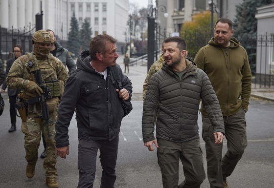 A handout photo made available by Ukrainian Presidential press service shows Ukrainian President Volodymyr Zelensky, in the right, meets with American actor, filmmaker, screenwriter and producer, Oscar winner Sean Penn, in the left, in Kyiv, Ukraine, on Tuesday amid the Russian invasion. [AP/YONHAP]