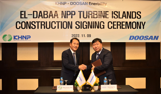 Lim Jung-mook, left, Korea Hydro & Nuclear Power's country director in Egypt, and Yu Dae-yong, Doosan Enerbility's country director, pose for a photo during a signing ceremony held in Cairo, Egypt, Wednesday. [DOOSAN ENERBILITY]