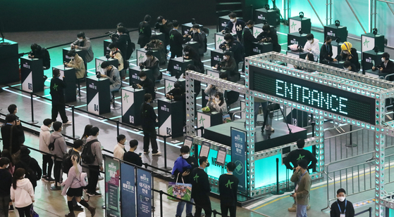 Visitors at the G-Star game exhibition try out new games on display at Bexco convention hall, Busan, on Nov. 18, 2021. Game experts discussed the future of games using non-fungible tokens (NFT) and blockchain technology at last year's G-Star. [NEWS1]