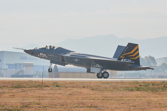 The second prototype of the KF-21 Boramae, Korea’s domestically-developed supersonic fighter jet, makes a successful first flight in Sacheon, South Gyeongsang, on Thursday. The first prototype of the KF-21 fighter jet made a successful first flight on July 19. The Defense Acquisition Program Administration announced it will test the two jets.   [NEWS1]
