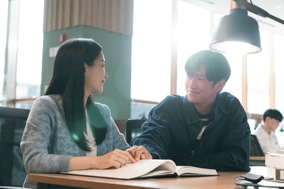Cho Yi-hyun portrays Mo-nee, a college sophomore living in the year 2022 who is trying to muster up the courage to confess her love for her crush and her best friend, Young-ji, portrayed by Na In-woo. [CJ ENM]