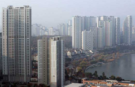 View of apartments in Suwon, Gyeonggi, one of the areas where restrictions have been lifted. [YONHAP] 