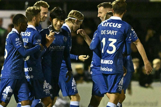 Hong Hyun-seok of KAA Gent celebrates with his teammates after scoring during a Croky Cup round of 32 match against KFC Dessel Sport at Armand Melis Stadion, Dessel, Belgium on Wednesday. [SCREEN CAPTURE]