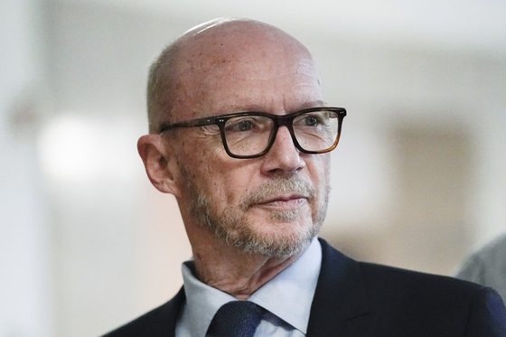 Screenwriter and film director Paul Haggis arrives at court for a sexual assault civil lawsuit, on Nov. 2, 2022, in New York. [AP/YONHAP]
