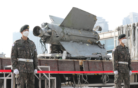 Debris from a North Korean missile that landed south of the de facto inter-Korean maritime border in the East Sea is on display outside the Defense Ministry in Yongsan District, central Seoul on Wednesday. [YONHAP]