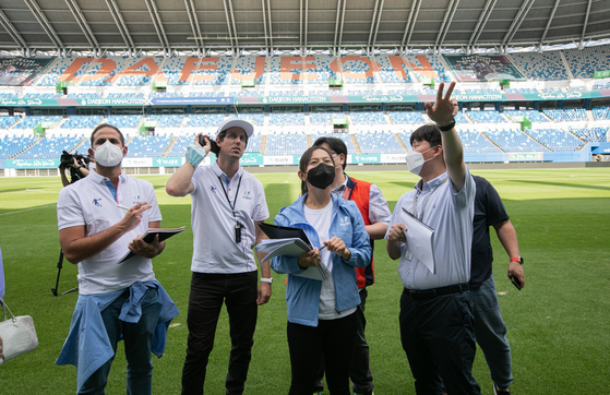 Officials from the International University Sports Federation tour Daejeon World Cup Stadium in Daejeon. Daejeon, along with the North and South Chungcheong provinces, are bidding to host the 2027 Summer World University Games. The Chungcheong bid is competing with North Carolina for the right to host the 2027 Universiade, with a final decision set to be made when the executive board meets this weekend. Korea previously hosted the 2015 Summer Universiade and the 1997 Winter Universiade.  [JOONGANG ILBO]