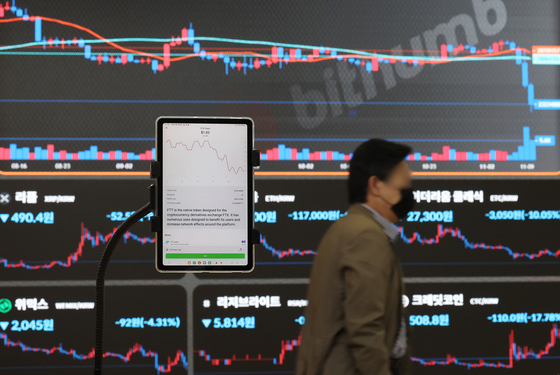 A chart showing Bitcoin prices is displayed at Bithumb’s customers’ center in Seocho District, southern Seoul, on Thursday. The cryptocurrency market was destabilized on news that the acquisition of the FTX cryptocurrency exchange fell apart after Binance announced its withdrawal from the bail out. [YONHAP]