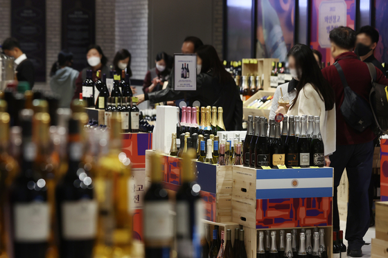 Shoppers browse the wine section at a large mart in Seoul on Oct. 28. [YONHAP]