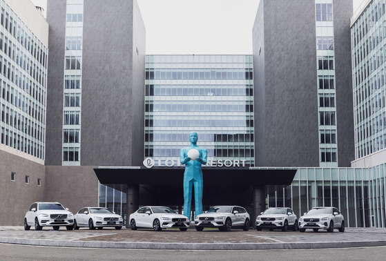 Volvo Cars Korea presents its representative models on Oct. 5 to highlight the company’s improved services. From left: The XC90; S90; S60; V60 Cross Country; XC40; and XC60. [VOLVO CARS KOREA]