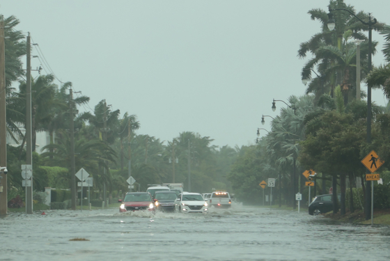 Vehicles drive on flooded roads in Palm Beach, Florida as Tropical Storm Nicole nears hurricane strength on Nov. 9.   [UPI/YONHAP]