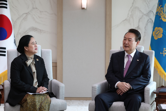 President Yoon Suk-yeol, right, meets with Puan Maharani, speaker of Indonesia's House of Representatives, at his office in Seoul on Thursday. [PRESIDENTIAL OFFICE]