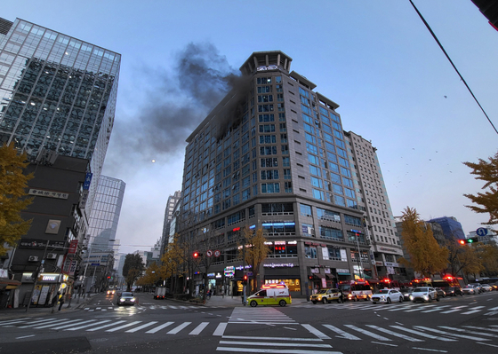 A fire broke at a building in Jongno District, central Seoul at 7:06 a.m. Friday. Fire fighters are working to get the fire under control. [NEWS1]