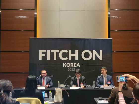 Speakers from Fitch Ratings at a press conference in Yeouido, western Seoul, Friday. From left to right are Jeremy Zook, Director, Sovereigns; Chang Hea-kyu, Senior Director, Financial Institutions; Matt Choi, Director, Financial Institutions. [JIN MIN-JI]