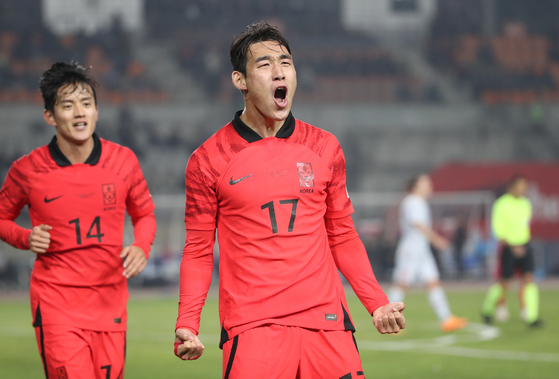 Song Min-kyu, right, celebrates after scoring in a friendly against Iceland at Hwaseong Stadium in Hwagseong, Gyeonggi on Friday.  [YONHAP]