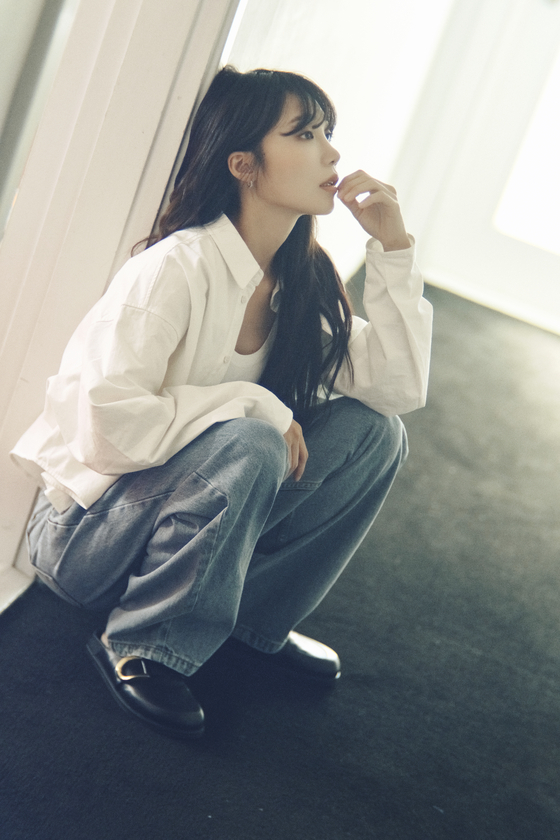 A promotional image for Jeong Eunji's cover album ″log″ [IST ENTERTAINMENT]
