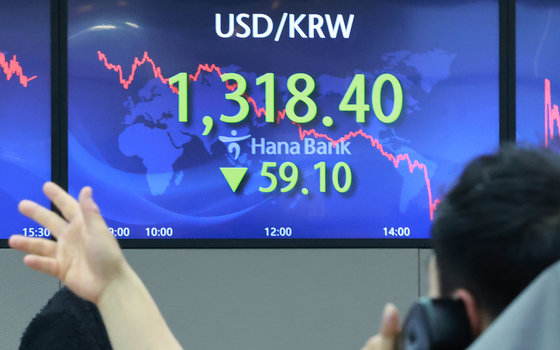 An electric board in a Hana Bank dealing room in central Seoul shows the won closing at 1,318.40 against the dollar Friday. [YONHAP]