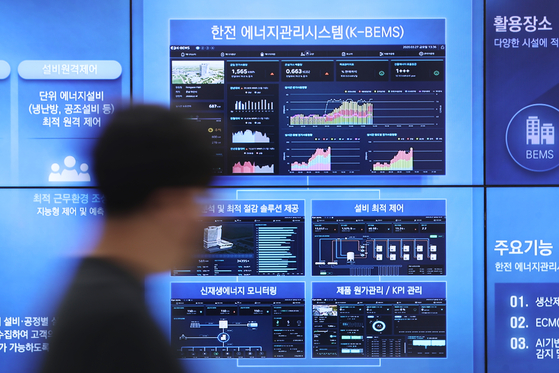 Electricity supply monitor displayed at Korea Electric Power Corp's headquarters in Naju, South Jeolla. Kepco reported a near 30 trillion won operating loss accumulated in the first nine months of this year due to rising energy cost. [YONHAP]