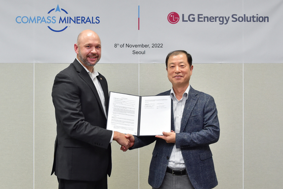 Kim Dong-soo, right, senior vice president of LG Energy Solution, poses with Chris Yandell, head of lithium at Compass Minerals, after signing a supply deal on Nov. 8. [LG ENERGY SOLUTION] 